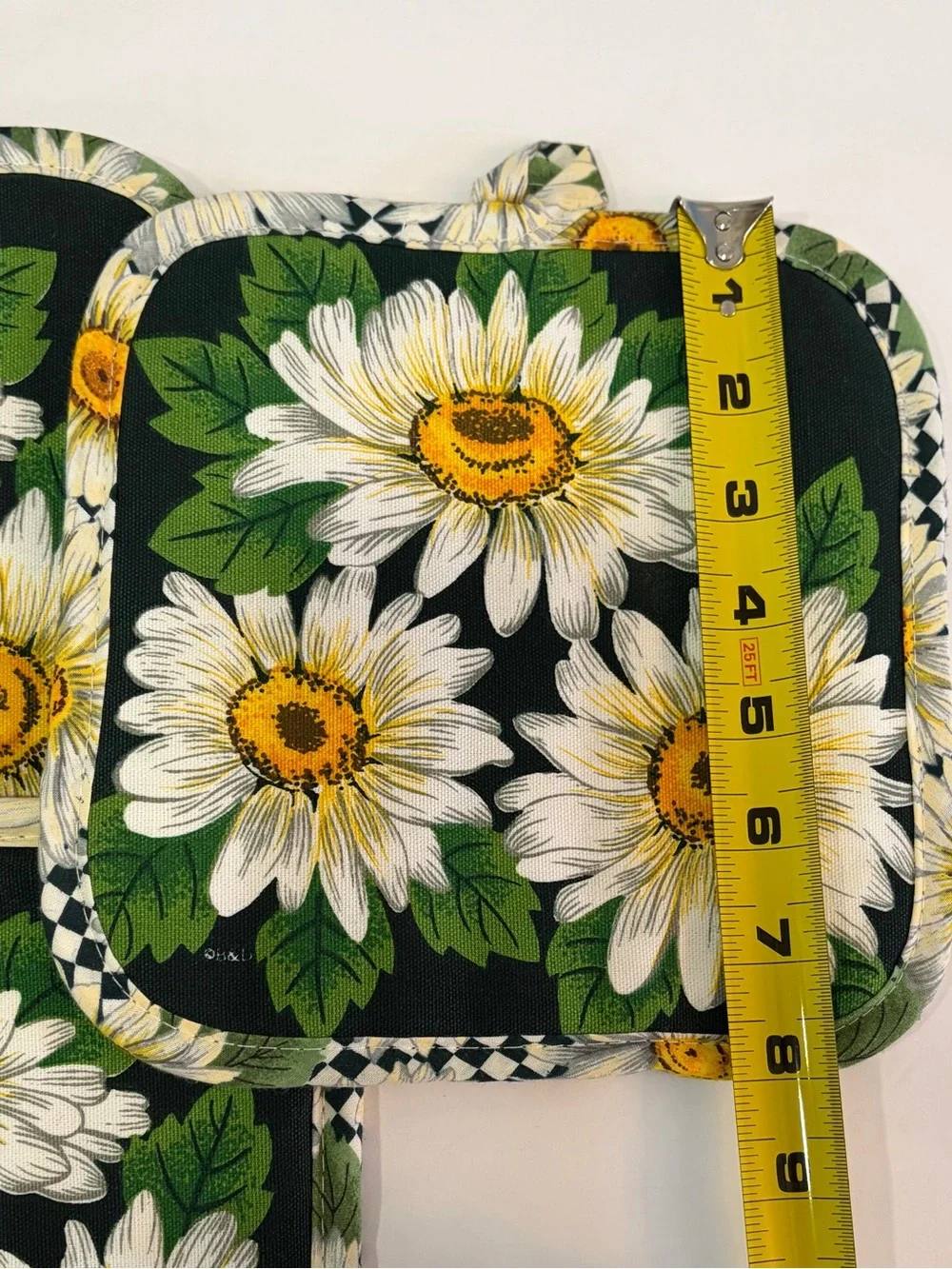Set Of 4 Vintage -style quilted cotton pot holders with Daisy Pattern NWOT